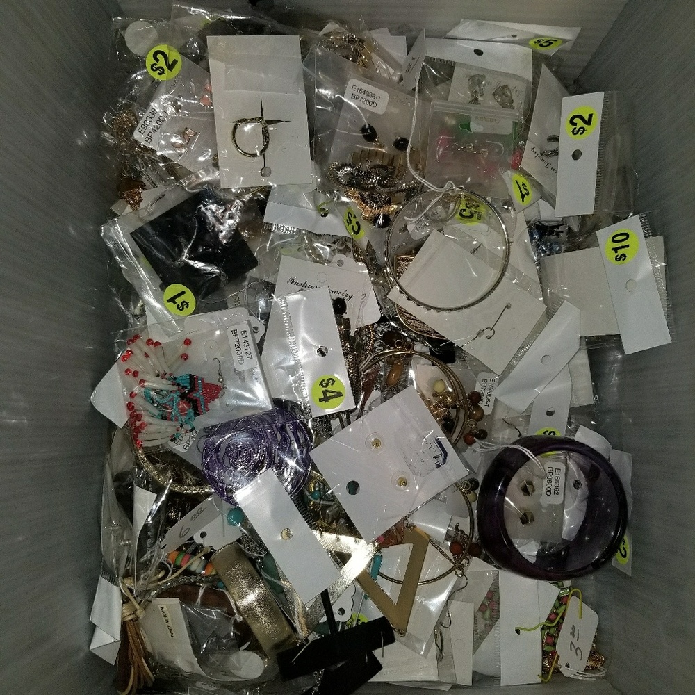 Lot of 150 pieces of new jewelry